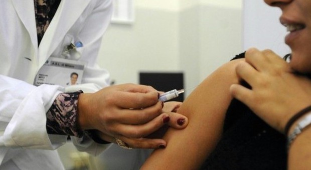 Una ragazzina si sottopone al vaccino
