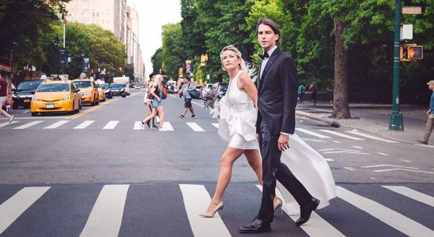 Alessandro Onorato sposa la giornalista Caterina Baldini, fuga a New York per nozze a Central Park: unica invitata la piccola Allegra
