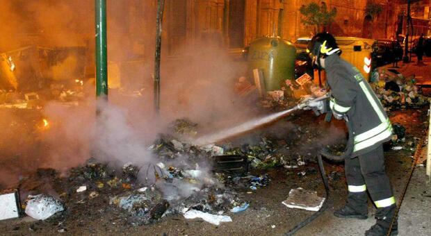 Casalnuovo, pensionato di 67 anni incendia i cassonetti per la raccolta dei rifiuti: denunciato
