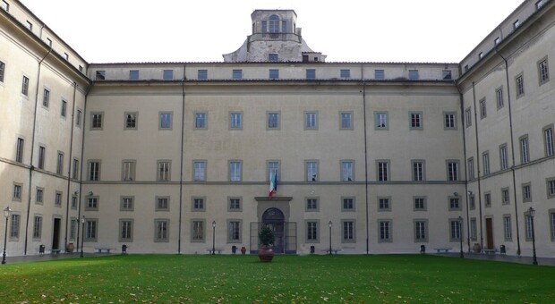 Il «Ballo delle debuttanti» a Prato continua a far discutere: l'istituto apre alle coppie gay, ma il 51% degli studenti è contrario