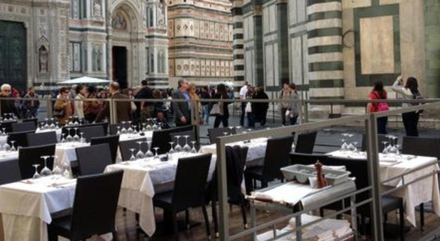Sedie e tavolini all'aperto dei locali a Firenze solo fuori dal centro storico