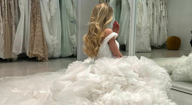 Chiara Nasti posta la foto del vestito da sposa: «Un sogno». Ai fan non sfugge il commento di Mattia Zaccagni