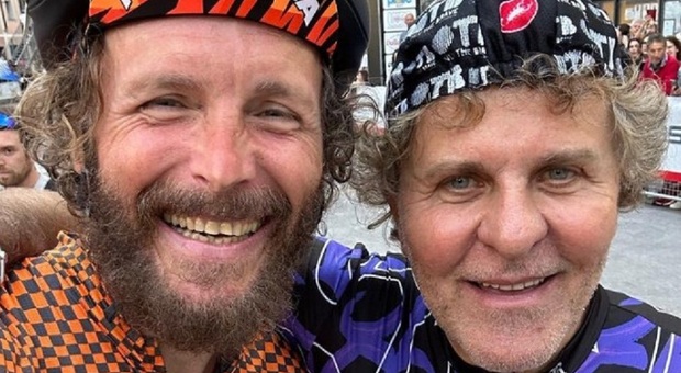 Selfie prima della partenza della 24 Ore ciclistica di Feltre, pubblicato da Lorenzo Jovanotti sul proprio profilo Instagram