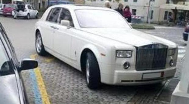 La Rolls Royce nello stallo riservato ai disabili