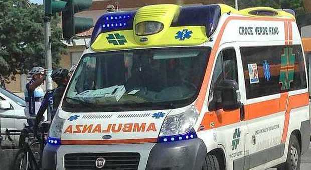 Ciclista cade lungo la statale Adriatica e finisce all'ospedale ferito al volto