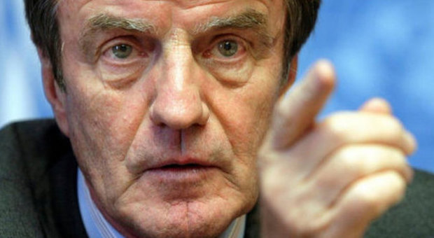 Bernard Kouchner: «Non capisco il mio amico Valls, Parigi deve fare la sua parte»