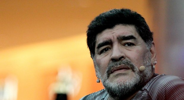 Maradona risponde: "Dani Alves stupido, non azzecca un cross"