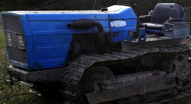 Atessa, trattore si rovescia mentre irrora diserbante: il proprietario muore schiacciato