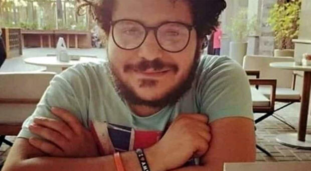 Patrick Zaki, altri 45 giorni di carcere al Cairo. Amnesty International: «Accanimento, il governo intervenga»