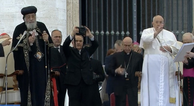 Pellegrini benedetti da due Papi, Bergoglio e il Papa copto ortodosso. Poi si prega per la "martoriata Ucraina"