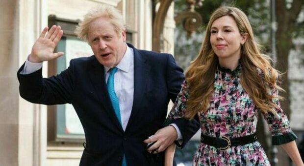 Beve un drink con Boris Johnson in terrazzo. La moglie Carrie licenzia la tata. «Sono venuta apposta dallo Zimbabwe »