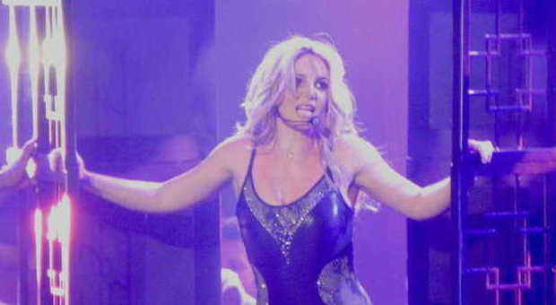 Britney Spears è ingrassata, e il corsetto esplode sul palco durante il concerto