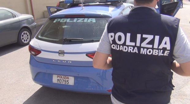 Alfa Romeo bloccata in autostrada: 75 dosi di eroina, due in manette