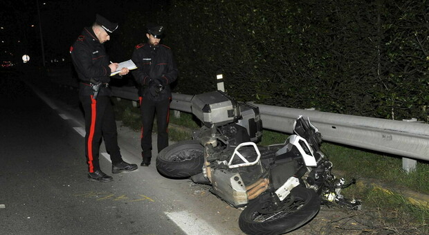 Grave incidente nell'hinterland milanese:scontro fatale tra una moto e un monopattino. Sul colpo è morto un 39enne, mentre il motociclista è in gravi condizioni