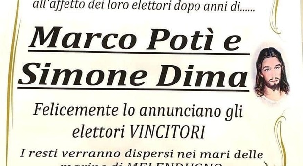 Manifesti funebri annunciano la morte di Marco Potì e Simone Dima: l'immagine fa il giro del web
