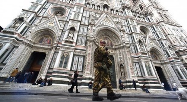 Firenze, brandisce coltello in piazza Duomo: clochard belga bloccato dai militari