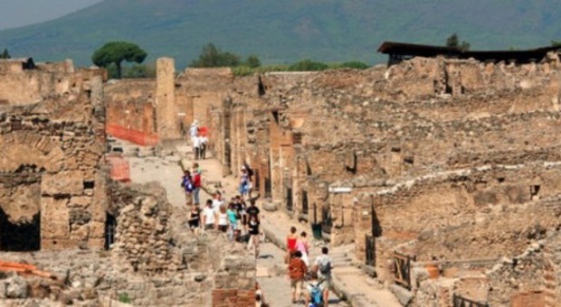 Pompei nuovi crolli Cede il muro in una bottega