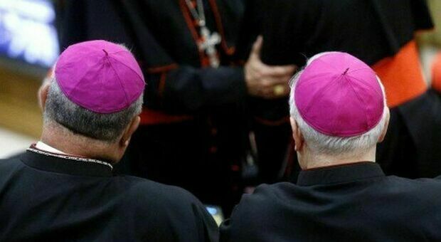 Papa Francesco manda in pensione il cardinale Bertello, al governatorato il fedelissimo Vergez