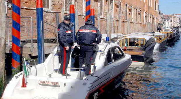 Rubano in un negozio del Lido i carabinieri arrestano due persone