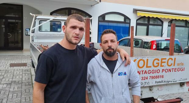 Kastriot e Asrim Kogleci, i cugini che in tribunale hanno minacciato uno degli imputati, fratello del killer