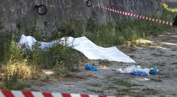 Roma, giallo sulle sponde del Tevere: tedesco di 22 anni trovato morto, forse precipitato dal parapetto