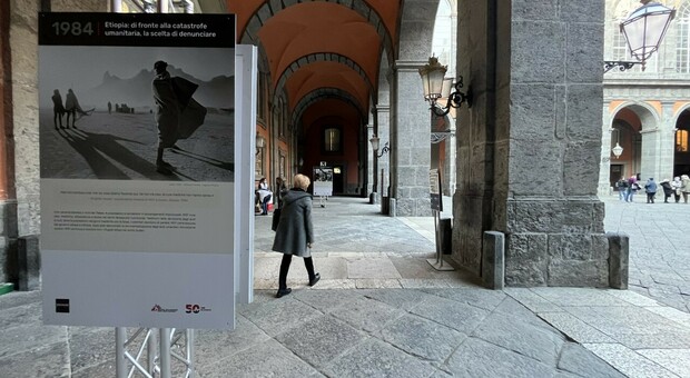 Mostra fotografica esposta nel Cortile d'onore del Palazzo Reale di Napoli