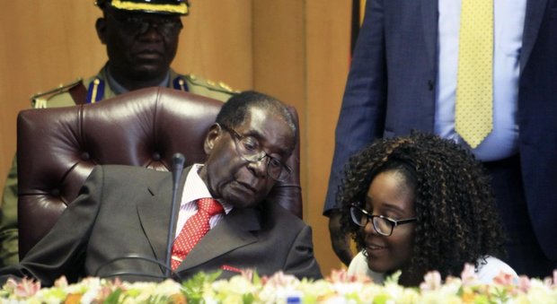 Zimbawe, Mugabe compie 93 anni saldo al suo posto: è il leader più anziano del mondo