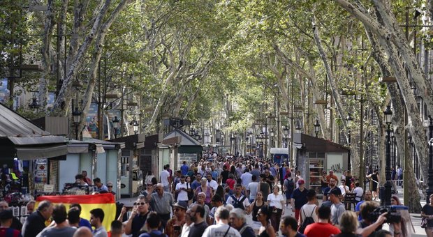 Un minuto di silenzio in Plaza Catalunya, l'urlo della folla dopo l'attentato di Barcellona: «Io non ho paura»