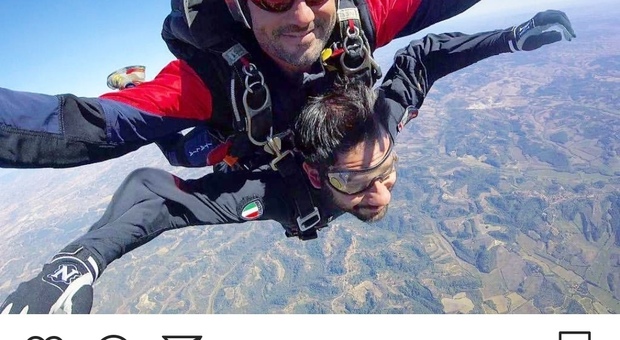 Dal mitra al paracadute, Tofalo «rende omaggio» all'Arma