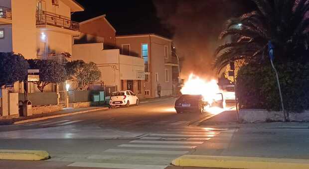 Porto Sant'Elpidio, va a fuoco una macchina sul lungomare: momenti di paura e traffico deviato