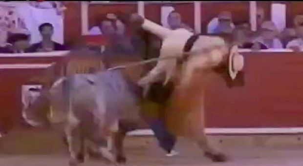 ​La vendetta del toro ferito: incorna il torero proprio lì | Guarda