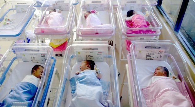 Crollano le nascite in Italia anche tra gli immigrati: meno di due figli a coppia