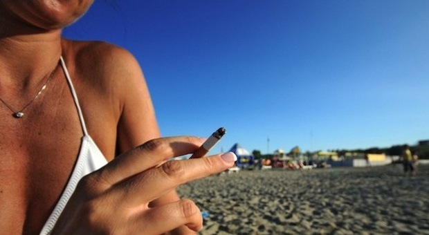 Stop alle sigarette sulla spiaggia: si fuma solo sotto l'ombrellone