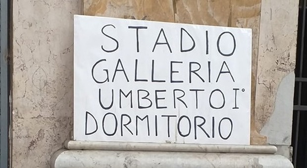 Il cartello esposto in Galleria Umberto I