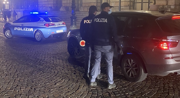 Milano, tre feste abusive tra giovanissimi. Arriva la polizia e gli studenti tentano la fuga dai tetti