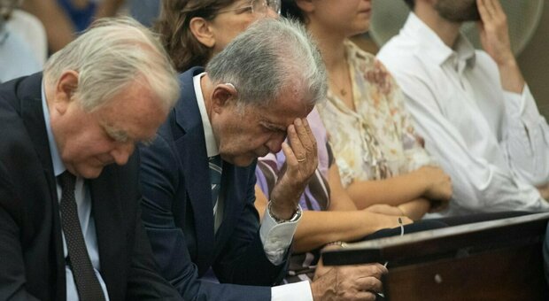 Romano Prodi, il dolore ai funerali di Vittorio: «In quattro mesi ho perso due fratelli e mia moglie, però c'è un grande affetto»