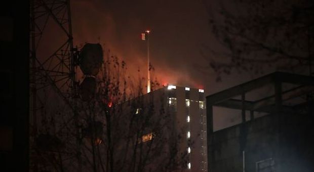 "Brucia la Torre Isozaki": decine di telefonate ai vigili del fuoco. Ma è solo un effetto ottico notturno
