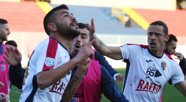 Ciro Favetta del Taranto esulta dopo un gol