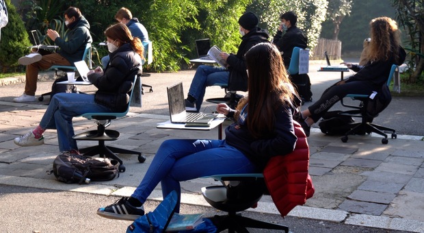 Ingressi scaglionati e trasporti ad hoc: il piano Milano per il ritorno in classe