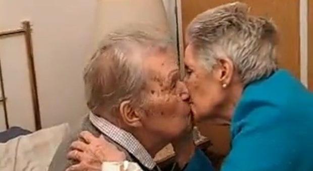 Anziana di 90 anni dimessa dall'ospedale: il video del ritorno dal marito commuove il web