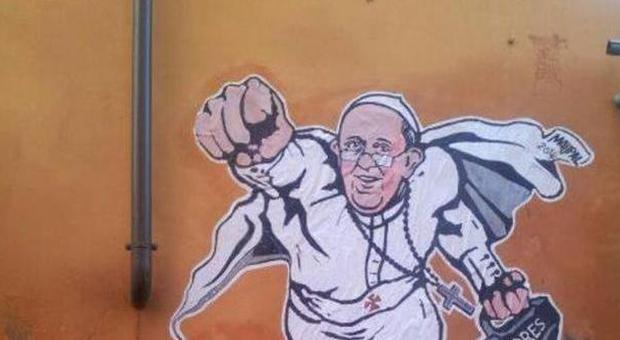 Bergoglio come Superman: il graffito di Roma twittato anche dal Vaticano