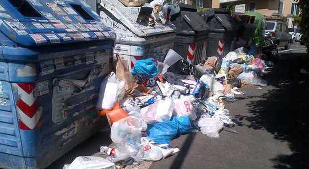 Roma sommersa dai rifiuti: invia le tue foto a rifiuti@ilmessaggero.it