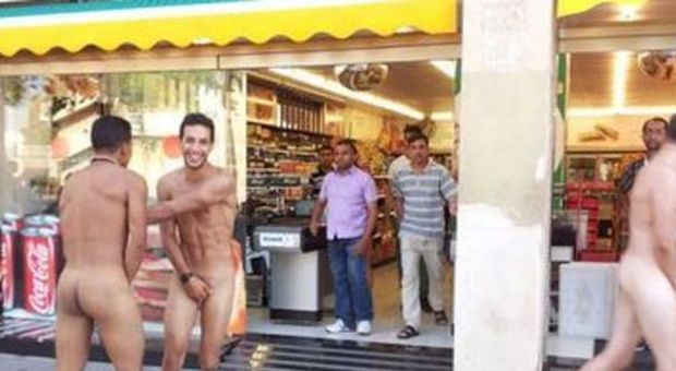 Tre italiani corrono nudi a Barcellona: la foto divide il web
