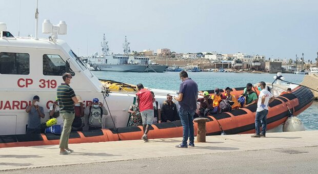 Migranti, decine di migliaia pronti a partire dalla Libia. Draghi chiederà all'Ue di finanziare Tripoli