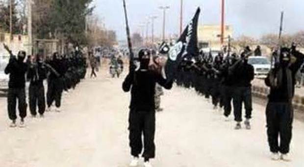 Isis, un nuovo video choc Bambino spara a prigioniero