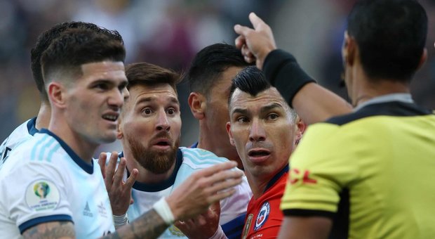 Polemiche e rissa, Messi espulso con Medel. Ma c'è Dybala: terzo posto per l'Argentina: 2-1