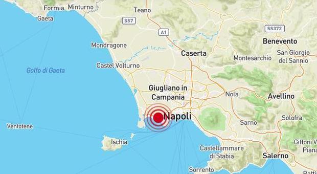 Sciame sismico sveglia i Campi Flegrei: tre scosse all'alba sentite fino a Napoli, paura e gente in strada