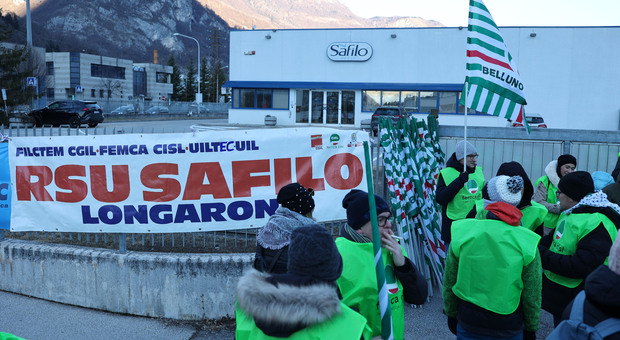 Una manifestazione davanti allo stabilimento di Longarone della Safilo