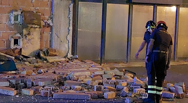 Crolla parte dell'intonaco di un palazzo in via Turati, intervento dei vigili del fuoco