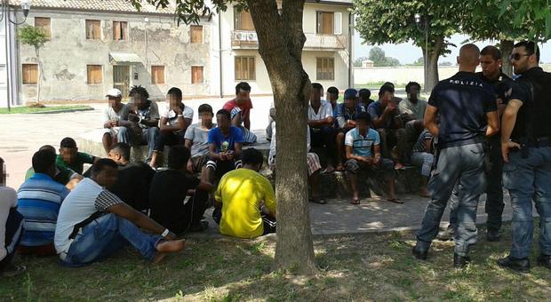 Inchiesta migranti a Bagnoli e Cona, altri due viceprefetti indagati